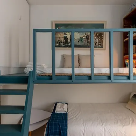 Kuia En El Centro De Al Lado Del Metro *