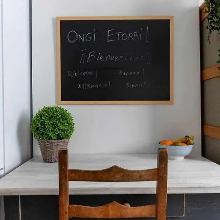 Kuia En El Centro De Al Lado Del Metro *